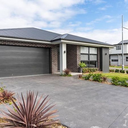 Neat 4 Bedroom In Catherine Fields Narellan Exterior foto